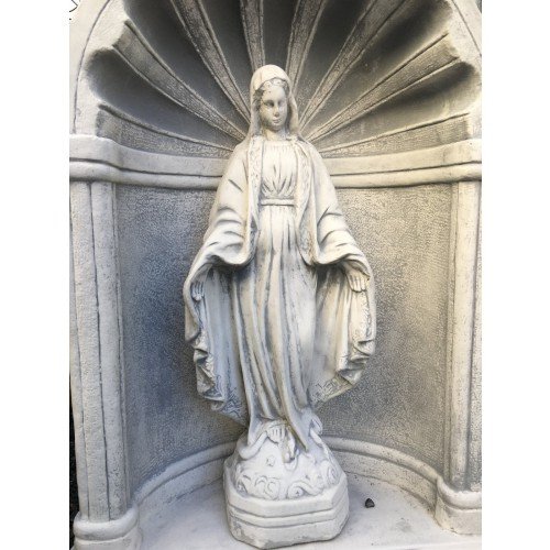 Mutter Gottes Madonna Maria schöne weiße Steinstatue in Kapelle Devotionalie