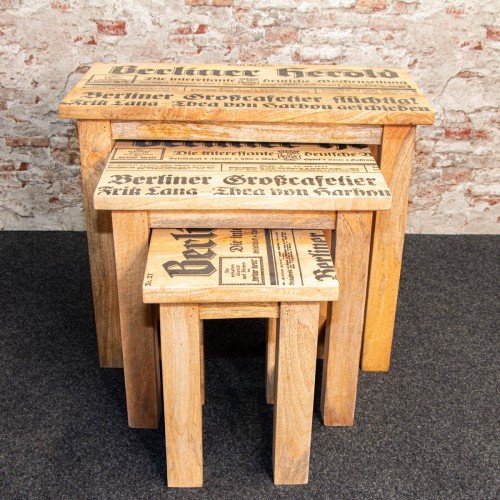 Beistelltisch Set mit drei Tischen aus massiven Holz mit nostalgischen Zeitungsdruck