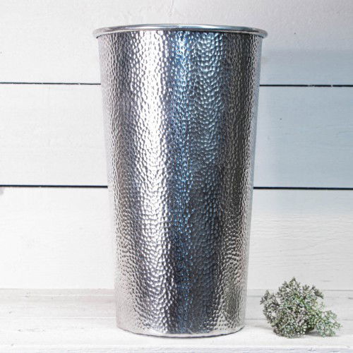 Hohe Vase gehämmert
