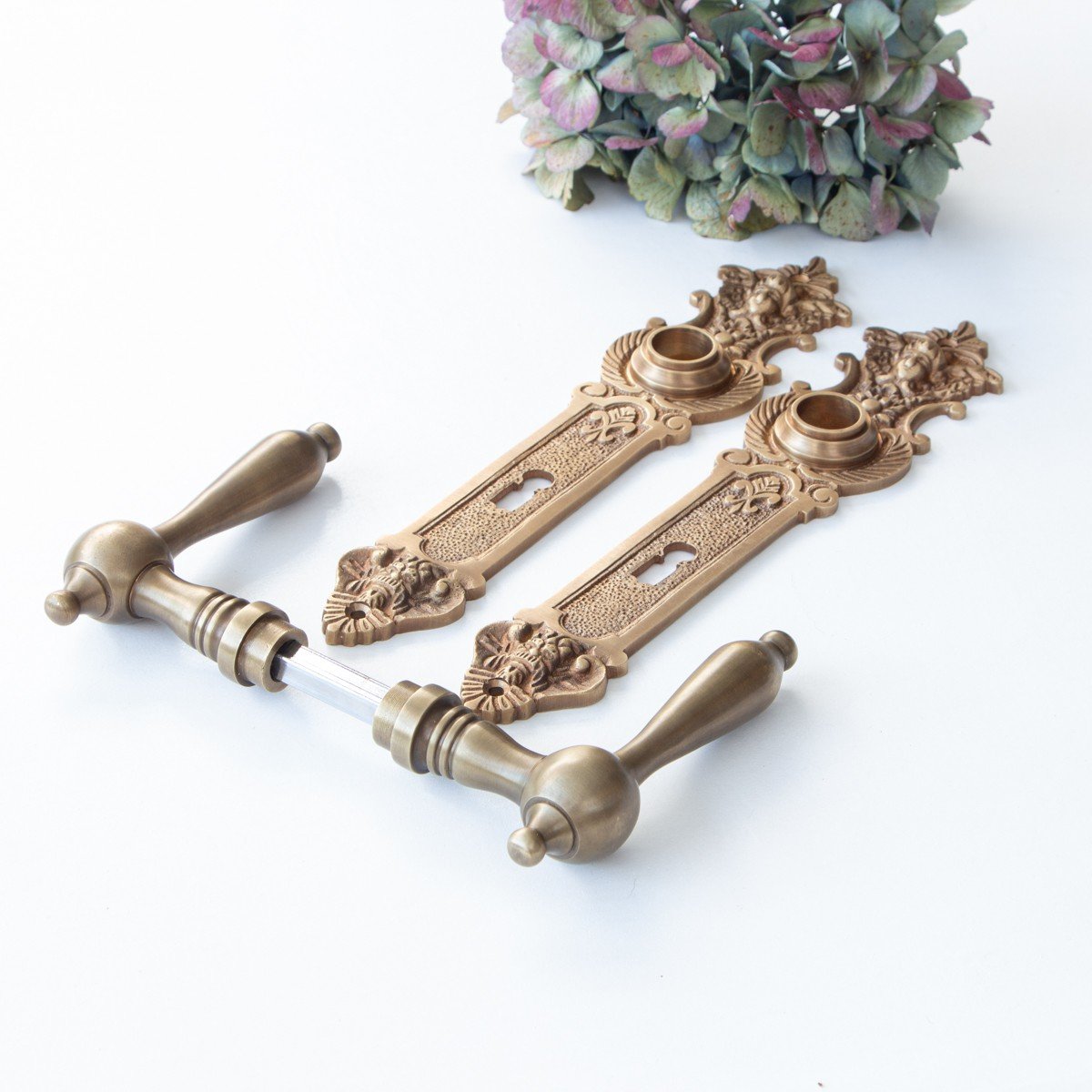 Verzierter antiker Schlüssel, Messing patiniert, historischer