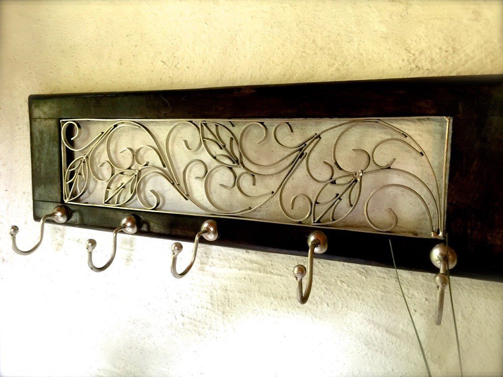 Garderobe lackiertem Eine ansprechende malerisch und aus Eisen