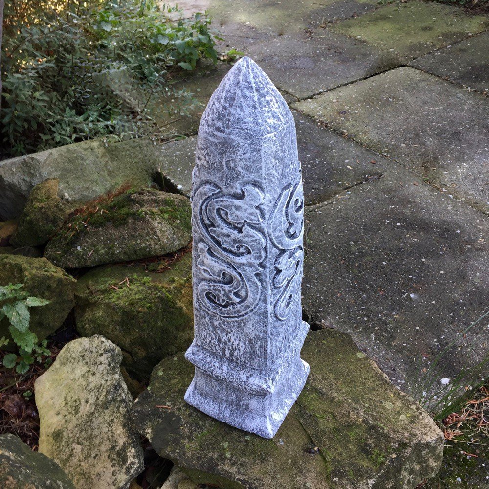 Origineller Obelisk mit keltischen Mustern als tolle WegeFigur.