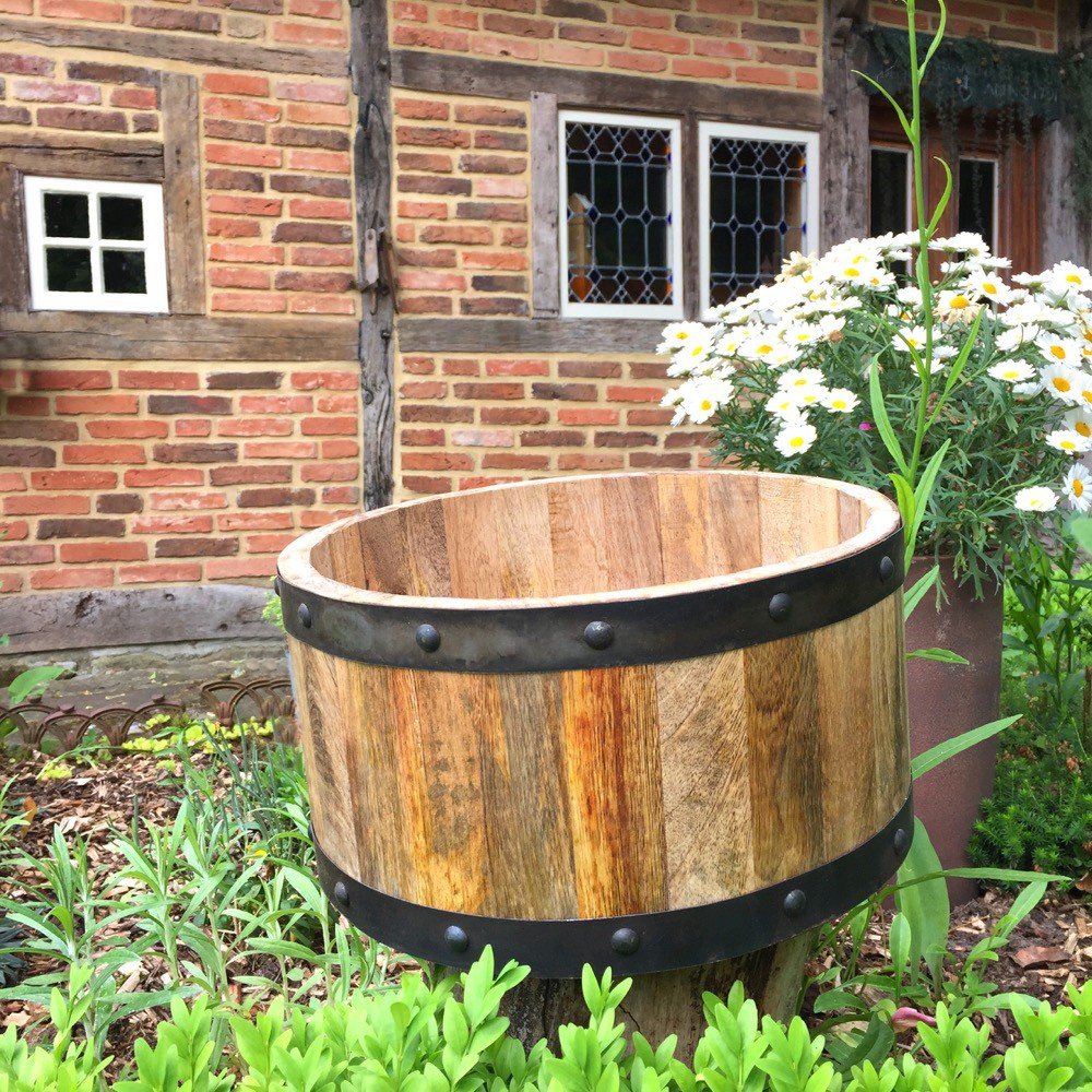 Ein sehr stabiles Holzfass mit Eisenringen als Miniteich.