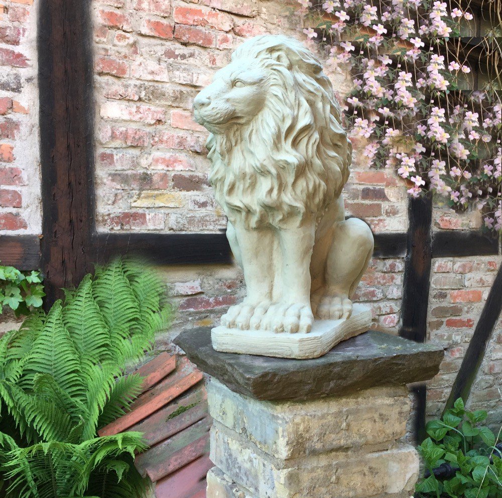Eine Löwen Skulptur als majestätische Eingangs Dekoration.
