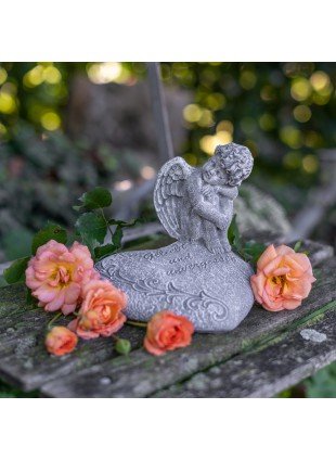 Engel auf Herz | Steinguss, grau | H 14cm x T 13,5cm