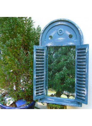 Spiegelfenster in tollem griechisch Blau -Wandspiegel im Bad Fenster als Spiegel