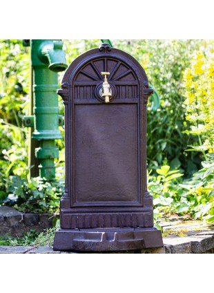 Standbrunnen mit Wasserhahn, Eisen in Braun, wie antik, Gartenbrunnen